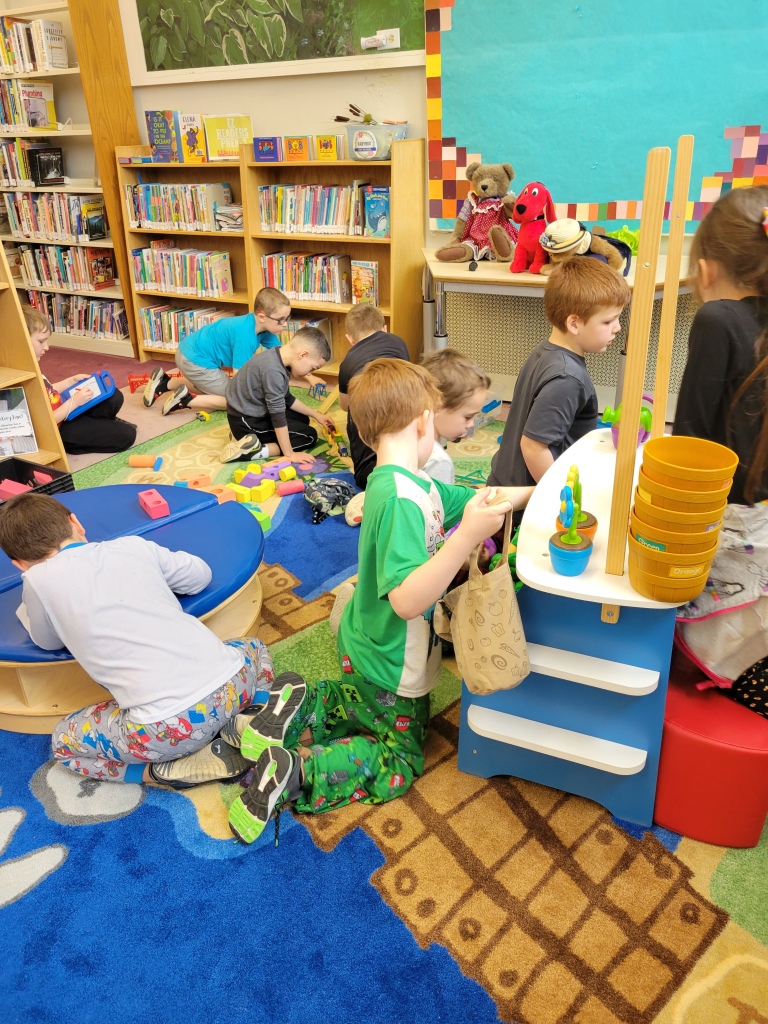 Elementary students visiting library